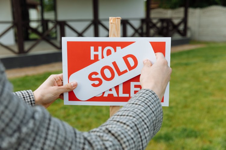 Pros and Cons of Using a Realtor to Sell Your Land