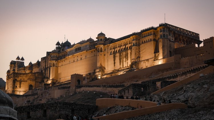 What are some good tourist destinations in Jaipur, Rajasthan, to visit with family & friends during the festive season
