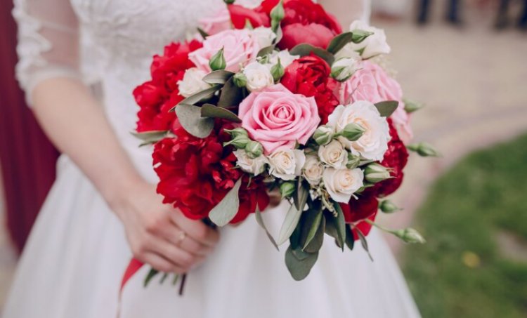 How Do I Choose Flowers For My Wedding Bouquet?