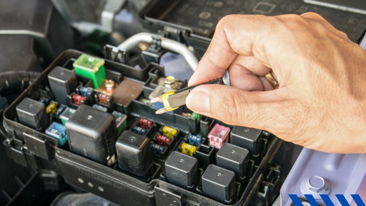 How to check auto fuses?