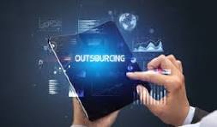 The Benefits of Outsourcing Live Chat Support for Small Businesses