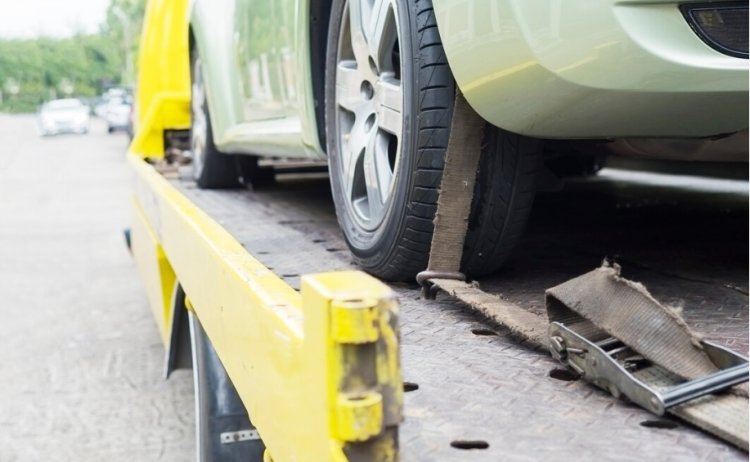 Accidents Towing: Maintaining a Scratch-Free Finish