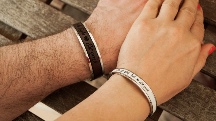 Couple Bracelets That Define Your Love: Unique Designs and Meaningful Gifts