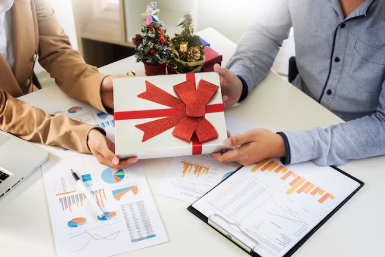 How Seasonal Corporate Gifts Can Boost Customer Loyalty