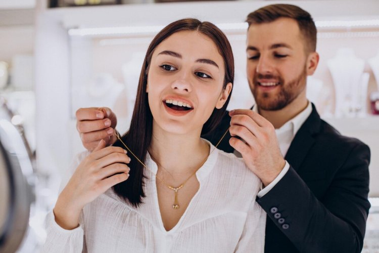 Best Online Jewellery Gifts for Girlfriend That Deliver Emotions with Elegance